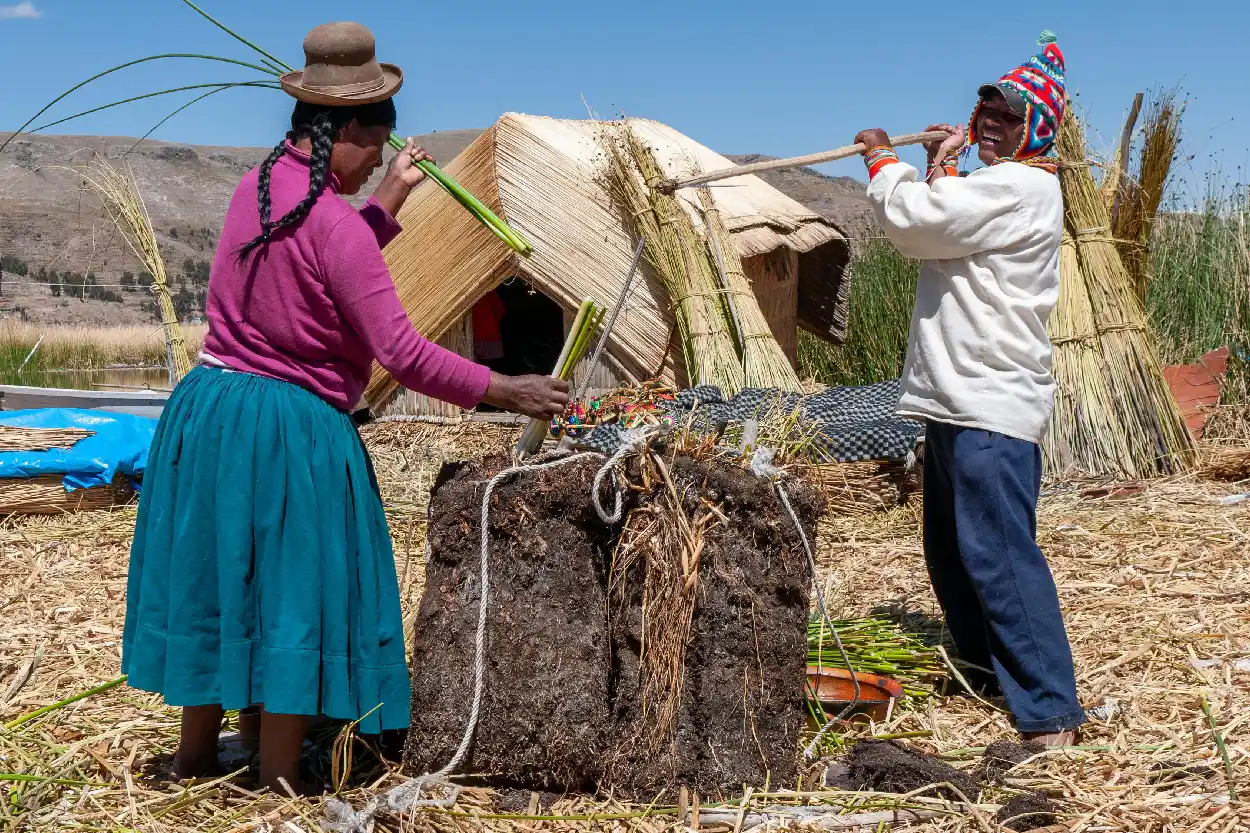 Tours-gallelry-Puno-Uros-islands-workers-1250x833