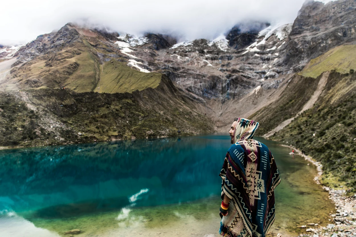 Tours-gallery-Ausangate-lake-with-tourist-looking-the-lake