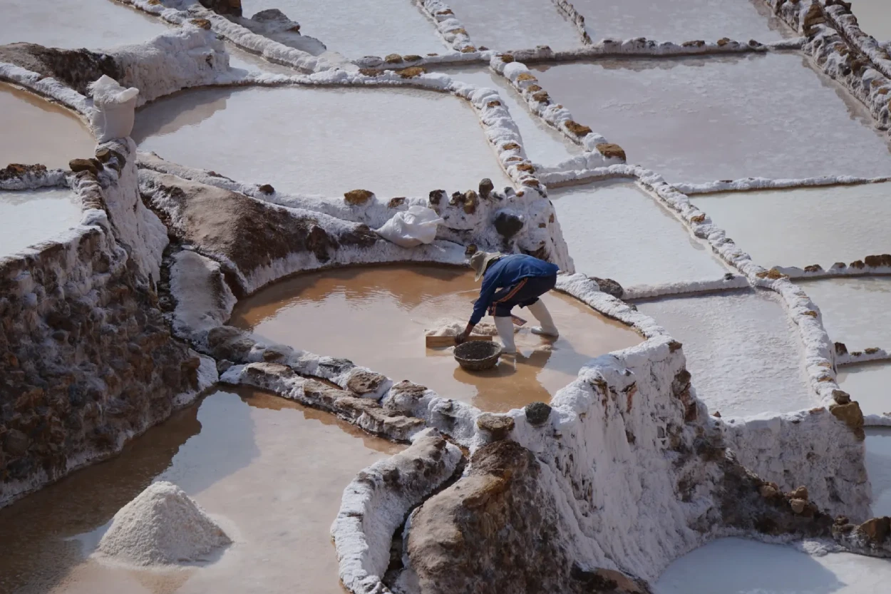 Tours-gallery-Maras-salt-mines-with-worker