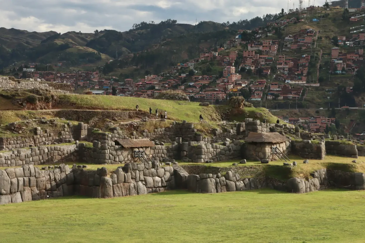 Tours-gallery-Sacsayhuaman-view-from-the-floor