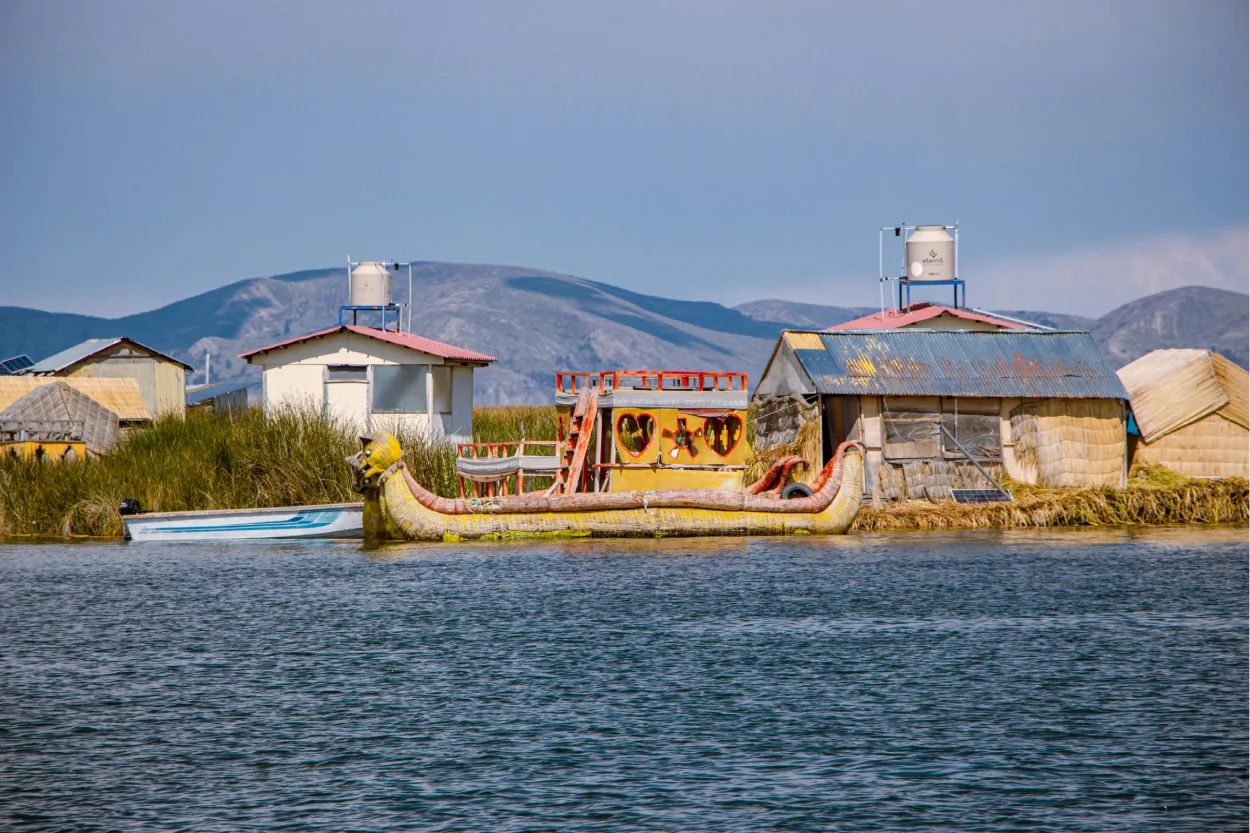Caballito de totora en las islas de Uros